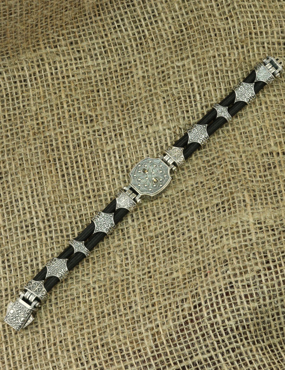 Браслет из серебра 925 пробы и золота 585 пробы c ониксом и шёлковым шнурком